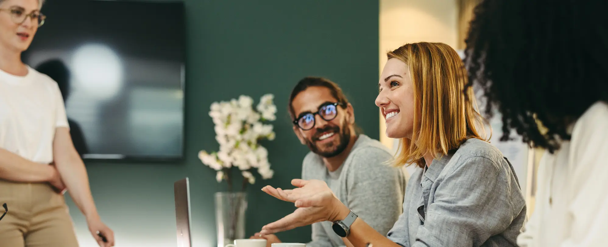 Positive Teamarbeit während einer Besprechung