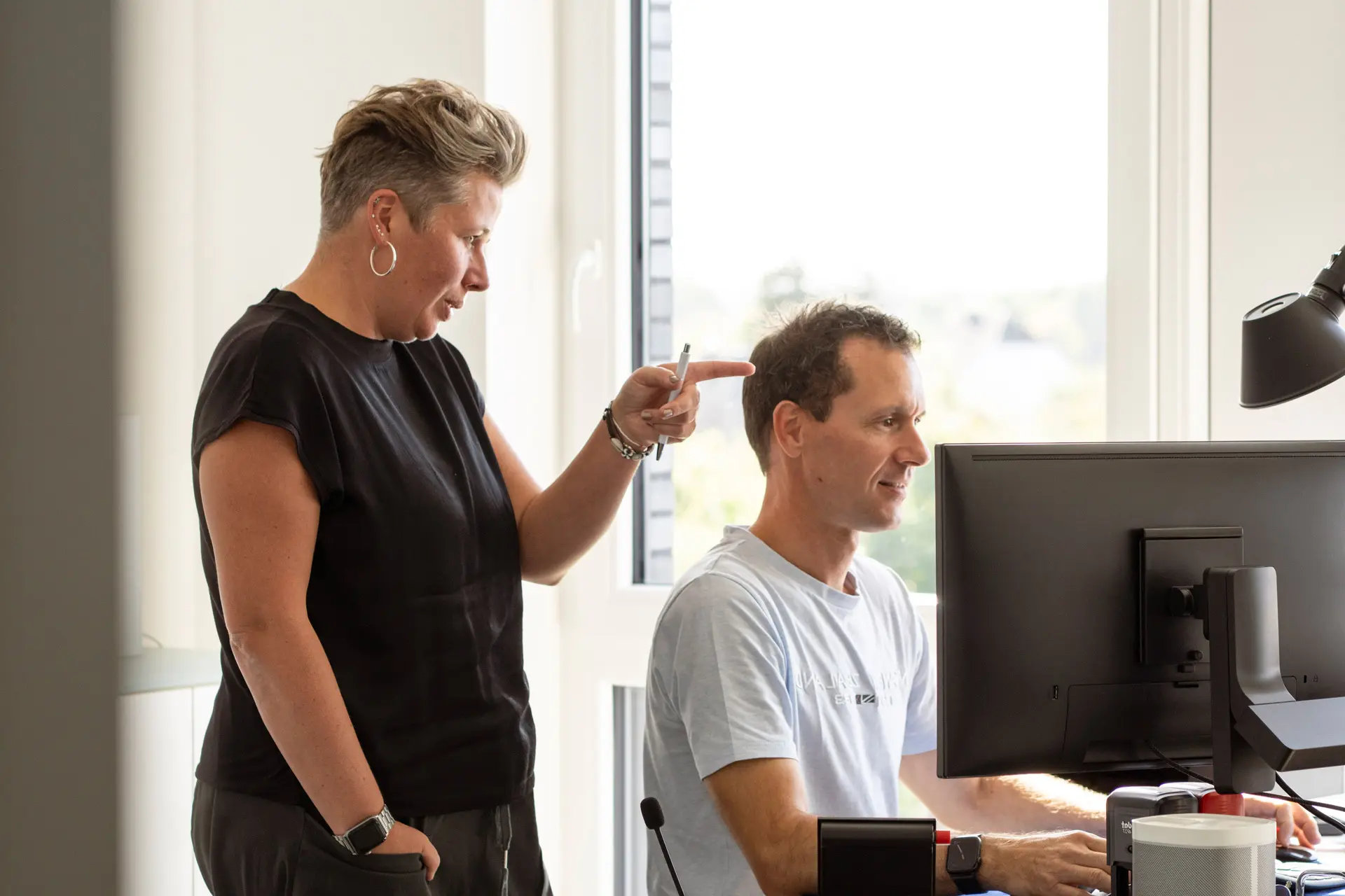 Beratungssituation bei Storms Media: Mitarbeiterin erklärt einem Kollegen eine digitale Strategie am Bildschirm